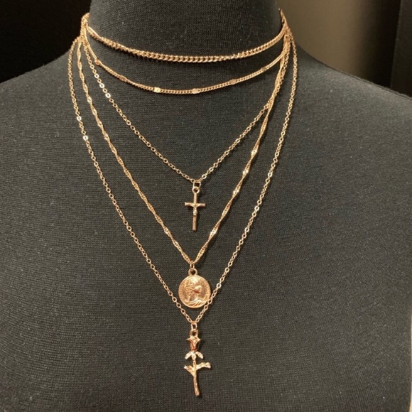 TROIS • Layered 3 Pendent Gold Chain Necklace - Picture 5 of 6